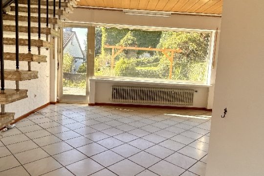 Wohnzimmer mit Zugang zur Terrasse und zum Garten