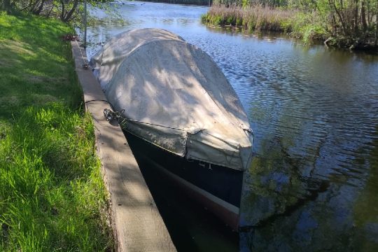 Elektroboot mit Bootsanlegestelle