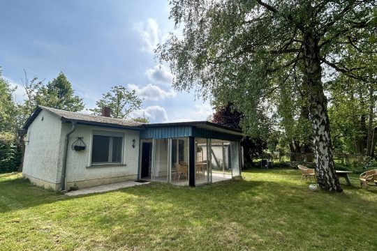 Bungalow mit Wintergarten auf schönem Grundstück