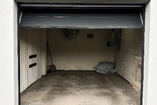 Garage mit elektrischem Torantrieb